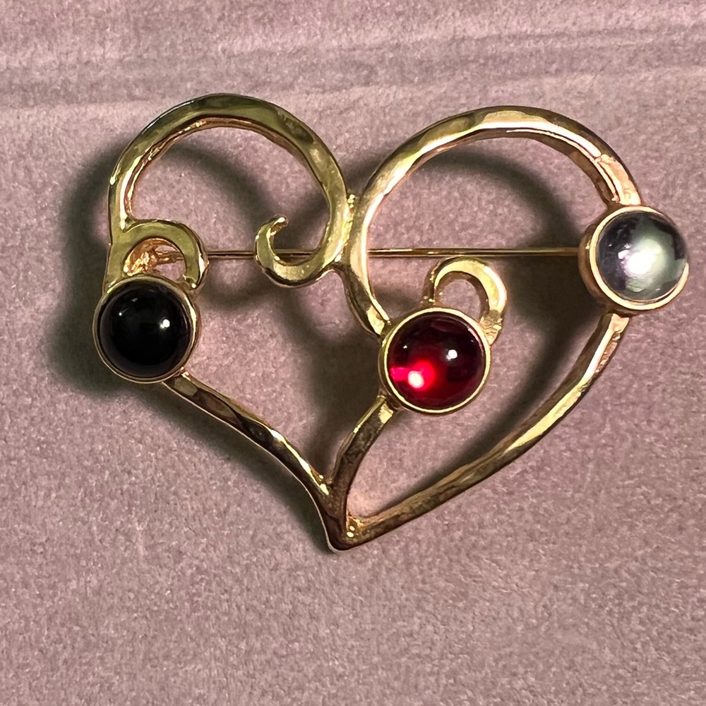 Pretty goldtone heart with three jewels